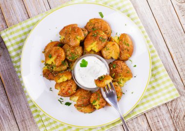 Ezilmiş patates maydanoz ile kurutulmuş biberiye, limon kabuğu ve yoğurt sos