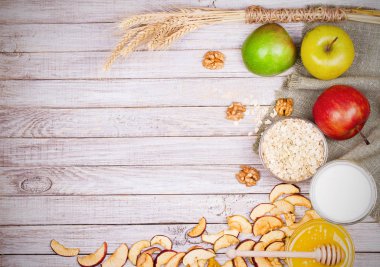 Kase süt ve yulaf gevreği, elma ve bal