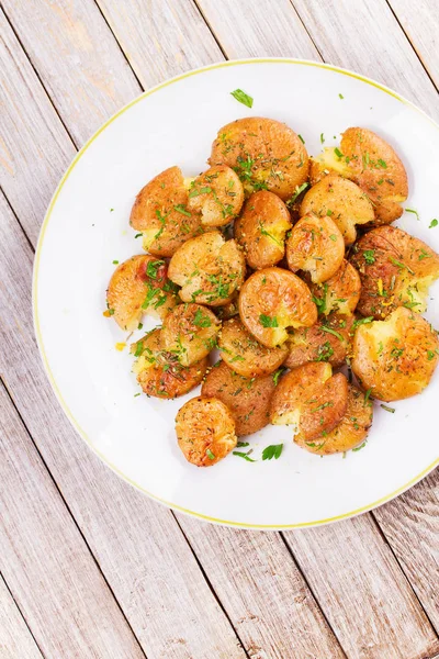 Batatas esmagadas com salsa, alecrim seco, raspas de limão e molho de iogurte — Fotografia de Stock