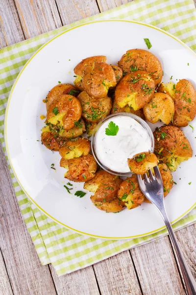 Gebroken aardappelen met peterselie, gedroogde rozemarijn, citroenschil en yoghurt saus — Stockfoto