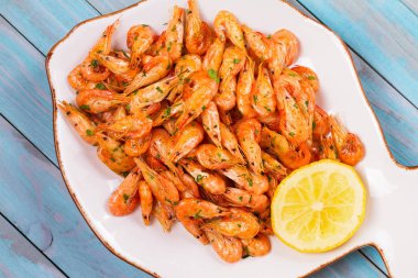 Beyaz tabakta limonlu karides