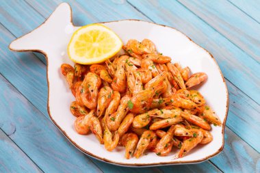 Beyaz tabakta limonlu karides