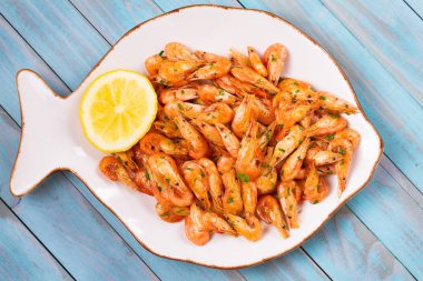 Beyaz tabakta limonlu karides