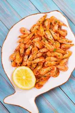 Beyaz tabakta limonlu karides