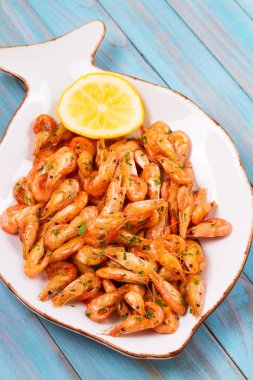 Beyaz tabakta limonlu karides