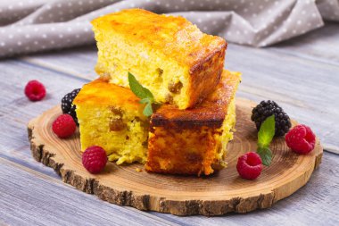 Cheesecake, çilek, nane ve şeftali ile süslenmiş. Tatlı çiftçi peynir (süzme peynir) güveç