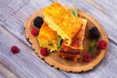 Cheesecake, çilek ve şeftali ile süslenmiş