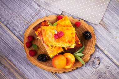 Cheesecake, çilek ve şeftali ile süslenmiş