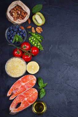 Sağlıklı gıda kavramı Somon Balık, sebze, meyve ve yemek pişirmek için malzemeler ile detoks. Sağlıklı ve kalp yemek için iyi seçim