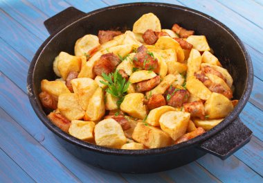 Tavada patates ve et