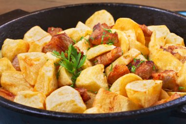 Tavada patates ve et