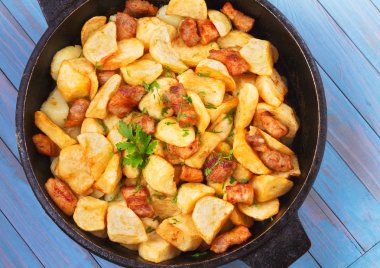 Tavada patates ve et