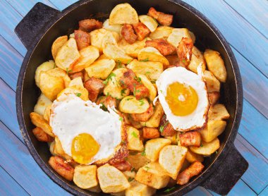 Tavada patates ve et