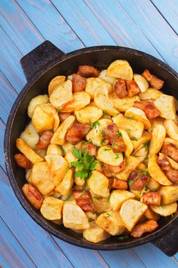 Tavada patates ve et