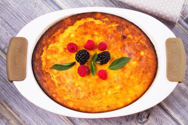 Cheesecake, çilek, nane ve şeftali ile süslenmiş. Tatlı çiftçi peynir (süzme peynir) güveç