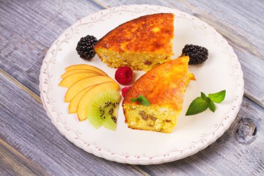 Cheesecake, çilek, nane ve şeftali ile süslenmiş. Tatlı çiftçi peynir (süzme peynir) güveç