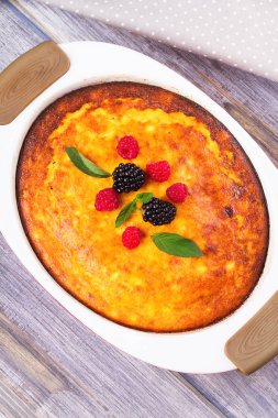 Cheesecake, çilek, nane ve şeftali ile süslenmiş. Tatlı çiftçi peynir (süzme peynir) güveç