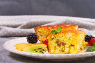 Cheesecake, çilek, nane ve şeftali ile süslenmiş. Tatlı çiftçi peynir (süzme peynir) güveç