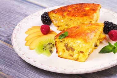 Cheesecake, çilek, nane ve şeftali ile süslenmiş. Tatlı çiftçi peynir (süzme peynir) güveç