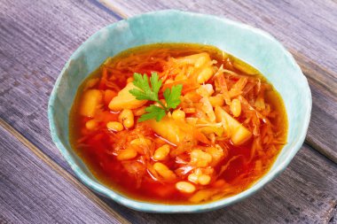 Borsht, bortsch, borshch, pancar çorbası. Sebze ve pancar ile yapılan çorba