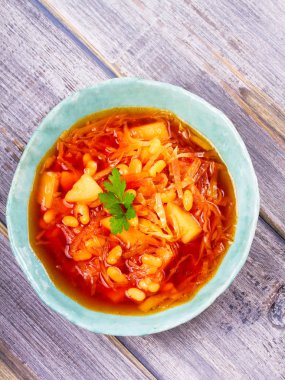 Borsht, bortsch, borshch, pancar çorbası. Sebze ve pancar ile yapılan çorba