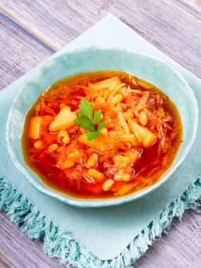 Borsht, bortsch, borshch, pancar çorbası. Sebze ve pancar ile yapılan çorba