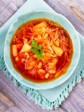 Borsht, bortsch, borshch, pancar çorbası. Sebze ve pancar ile yapılan çorba