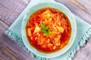 Borsht, bortsch, borshch, pancar çorbası. Sebze ve pancar ile yapılan çorba