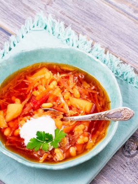 Borsht, bortsch, borshch, pancar çorbası. Sebze ve pancar ile yapılan çorba