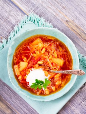 Borsht, bortsch, borshch, pancar çorbası. Sebze ve pancar ile yapılan çorba