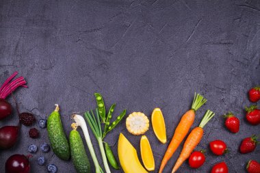 Renkli sebze, meyve ve çilek - sağlıklı gıda, diyet, Detoks, temiz yemek veya vejetaryen kavramı