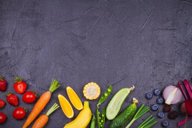 Renkli sebze, meyve ve çilek - sağlıklı gıda, diyet, Detoks, temiz yemek veya vejetaryen kavramı