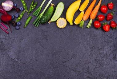 Renkli sebze, meyve ve çilek - sağlıklı gıda, diyet, Detoks, temiz yemek veya vejetaryen kavramı