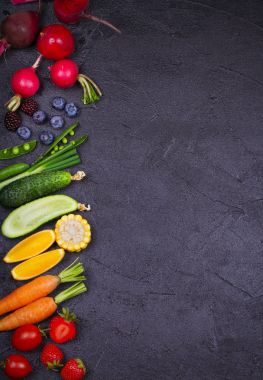 Renkli sebze, meyve ve çilek - sağlıklı gıda, diyet, Detoks, temiz yemek veya vejetaryen kavramı