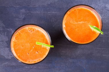 Havuç zencefil güler yüzlü, kireç ile süslenmiş