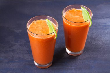 Havuç zencefil güler yüzlü, kireç ile süslenmiş