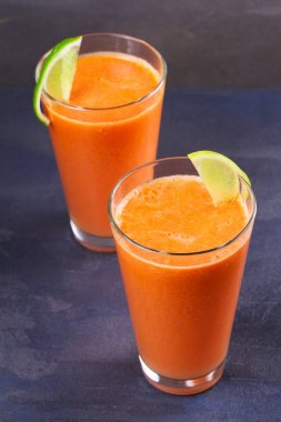 Havuç zencefil güler yüzlü, kireç ile süslenmiş