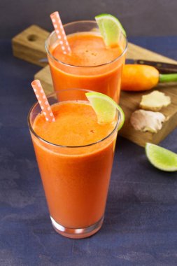 Havuç zencefil güler yüzlü, kireç ile süslenmiş