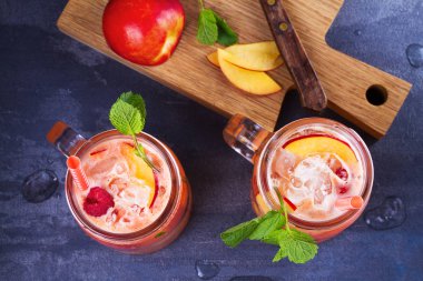 Ahududu şeftali limonata. Meyve ve meyve kokteyl 