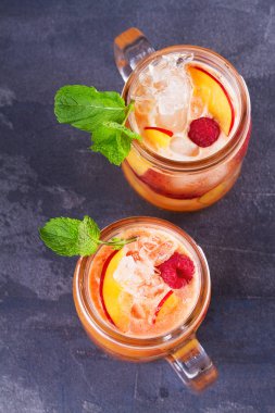 Ahududu şeftali limonata. Meyve ve meyve kokteyl 