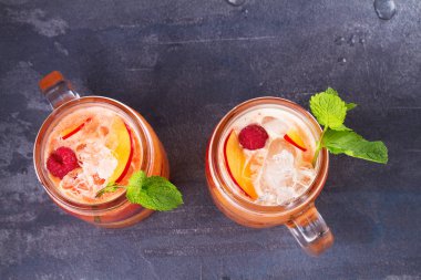 Ahududu şeftali limonata. Meyve ve meyve kokteyl 