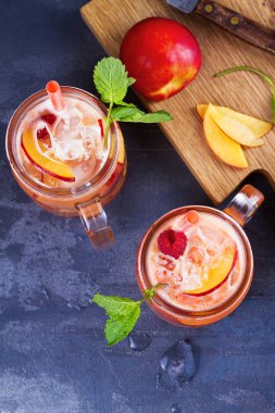 Ahududu şeftali limonata. Meyve ve meyve kokteyl 