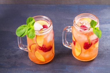 Ahududu şeftali limonata. Meyve ve meyve kokteyl 