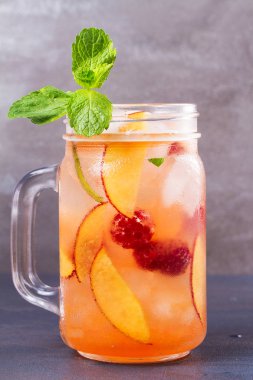 Ahududu şeftali limonata. Meyve ve meyve kokteyl 