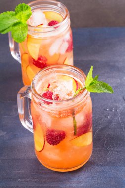 Ahududu şeftali limonata. Meyve ve meyve kokteyl 