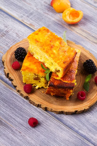 Tarta de queso, adornada con bayas y melocotón — Foto de Stock