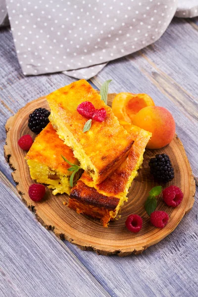 Tarta de queso, adornada con bayas y melocotón — Foto de Stock