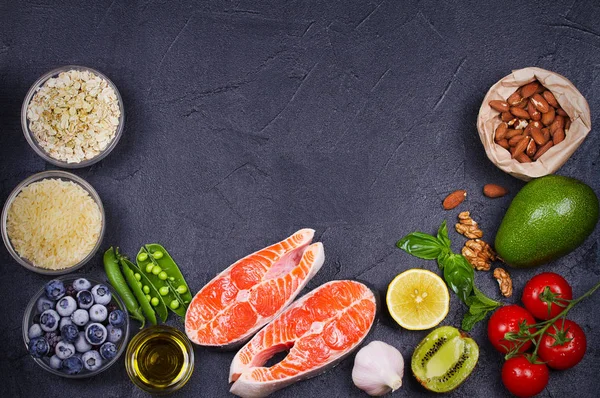 Concepto de desintoxicación de alimentos saludables con salmón, verduras, frutas e ingredientes para cocinar. Selección de alimentos saludables y buenos para el corazón —  Fotos de Stock