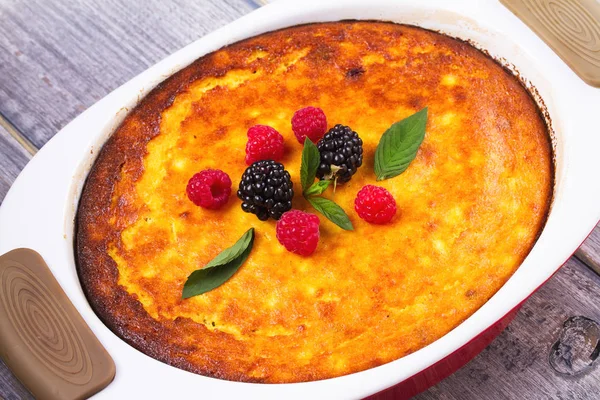 Cheesecake, çilek, nane ve şeftali ile süslenmiş. Tatlı çiftçi peynir (süzme peynir) güveç