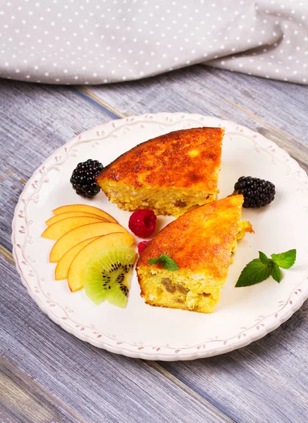 Cheesecake, çilek, nane ve şeftali ile süslenmiş. Tatlı çiftçi peynir (süzme peynir) güveç